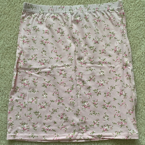 PrettyLittleThing Floral Skirt - Picture 4 of 5